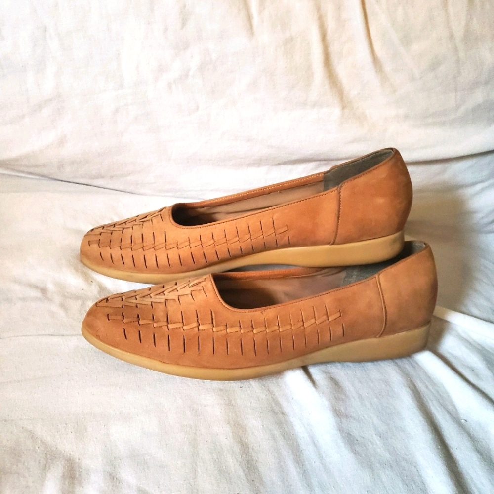 Easy Spirit Tan Suede Flats size 9.5